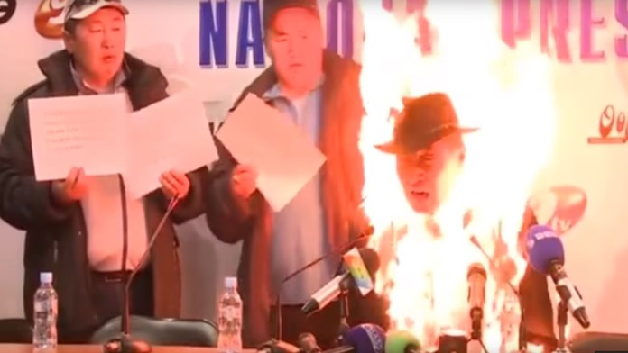 Muž sa upálil počas tlačovej konferencie na znak protestu.jpg