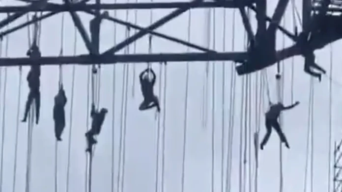 VIDEO: Desivý incident na stavbe. Robotníci zostali po zrútení lešenia visieť 140 metrov nad zemou