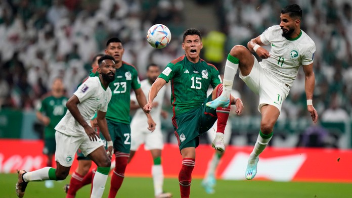 Dve trefy z ofsajdu, penalta nebola. Mexiku chýbalo minimum, po 28 rokoch končí už v skupine