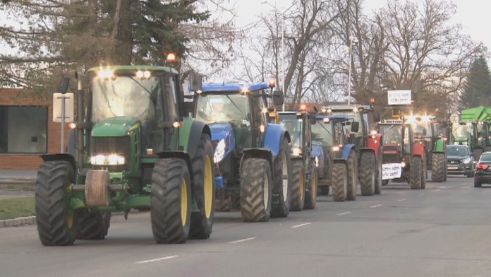 Na Zemplíne sa k protestujúcim pridali aj farmári. Na traktoroch vyrazili do ulíc Michaloviec. 
