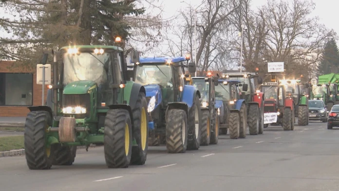 Na Zemplíne sa k protestujúcim pridali aj farmári. Na traktoroch vyrazili do ulíc Michaloviec. 