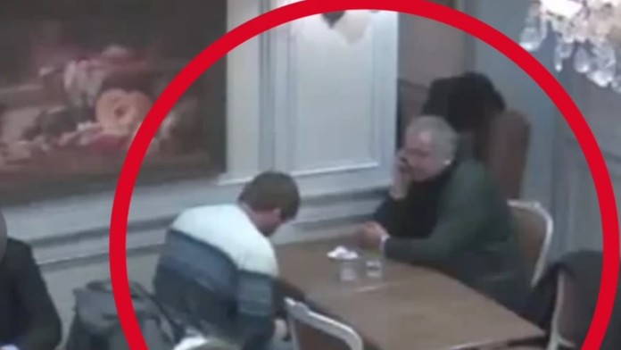 Zlodej kradol v kaviarni plnej ľudí..