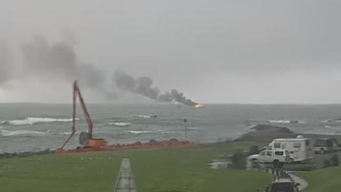 V blízkosti prístavu Whakatane ležiacom na Severnom ostrove Nového Zélandu začala horieť luxusná výletná loď.