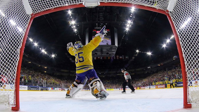 Brankár Švédska Henrik Lundqvist sa teší po zisku titulu na majstrovstvách sveta.