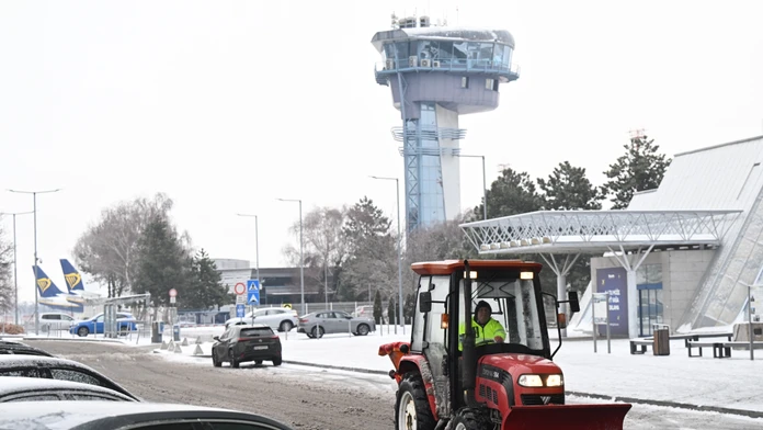 Z Bratislavy do Košíc mali ísť lietadlom. Dostali cestu autobusom