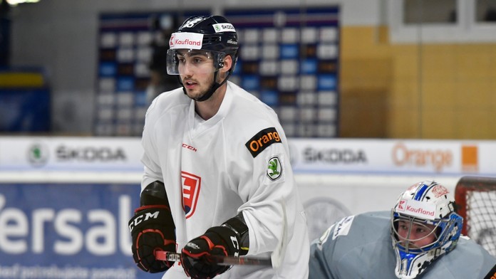 Útočník Tomáš Jurčo a brankár Marek Čiliak počas tréningu na zraze slovenskej hokejovej reprezentácie pred MS v Dánsku.