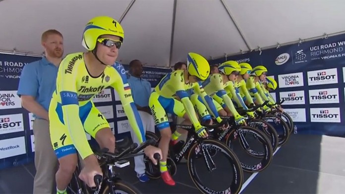 Tím Tinkoff-Saxo na štarte tímovej časovky.