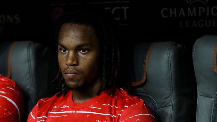 Franck Ribéry (vľavo) strieda spoluhráča z Bayernu Douglasa Costu.