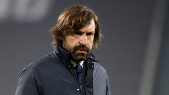 Tréner Juventusu Turín Andrea Pirlo kráča po trávniku pred odvetou osemfinále Ligy majstrov  Juventus Turín - FC Porto.