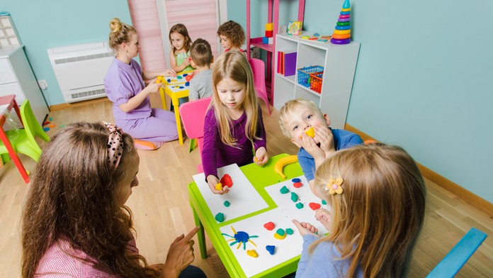 Začal sa každoročný boj o miesta v škôlkach. Tento rok bude spokojných viac rodičov