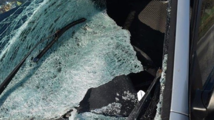 Rozbité čelné sklo na aute, ktoré zasiahla ľadová kryha.