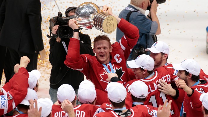 Na snímke kapitán kanadského tímu Corey Perry s trofejou oslavuje titul majstra sveta zo šampionátu v Rusku