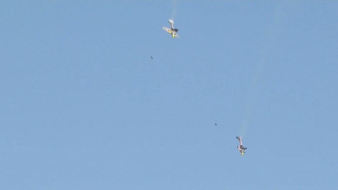 VIDEO: Neuveriteľný kaskadérsky kúsok. Piloti vyskočili z lietadiel a vo vzduchu si ich vymenili