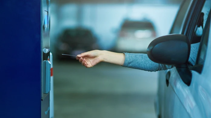 Tragická nehoda pri platení parkovného. Juhokoréjčanka sa vyklonila z okna, zabilo ju vlastné auto