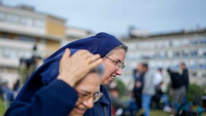 Dve mníšky kráčajú pred univerzitnou nemocnicou Agostino Gemelli v Ríme.