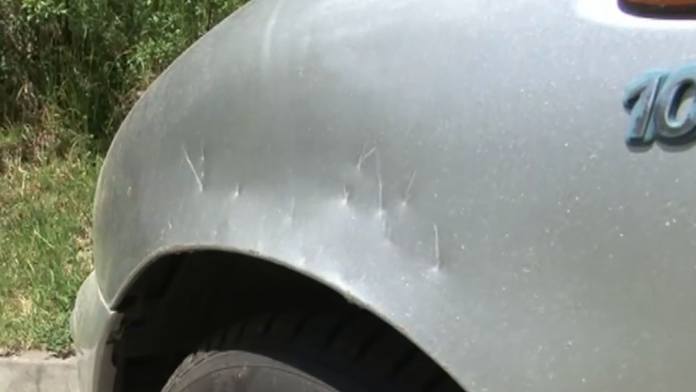 Jedno z poškodených áut