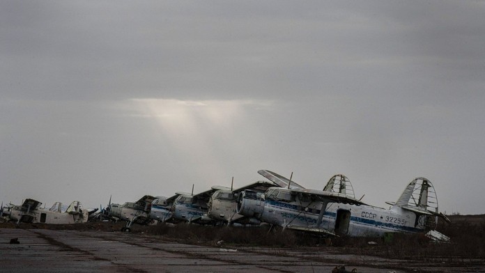 Rusi vraj chcú zmeniť pozemnú inváziu na "vzdušný boj". Pri hraniciach s Ukrajinou zhromažďujú lietadlá