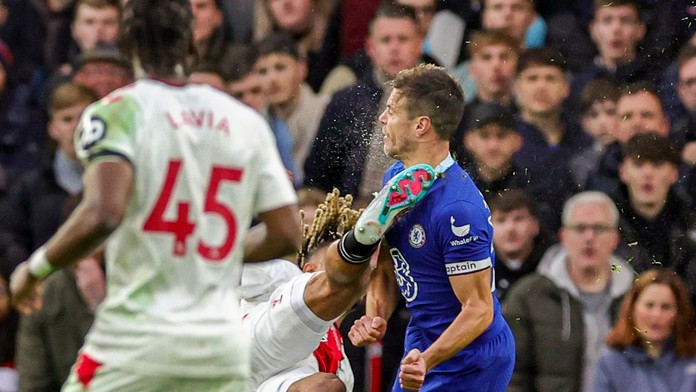 VIDEO: Prehra s posledným tímom aj kopačka do hlavy. Azpilicueta mal ťažký deň, no je pri vedomí