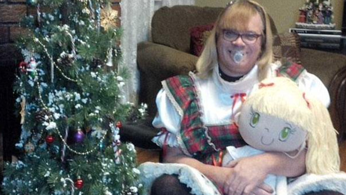 Muž sa hrá na 6-ročné dievčatko