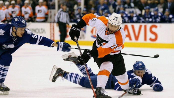 Hráč Filadelfie Flyers Pierre-Edouard Bellemare (uprostred) v zápase zámorskej hokejovej NHL Toronto Maple Leafs - Filadelfia Fl