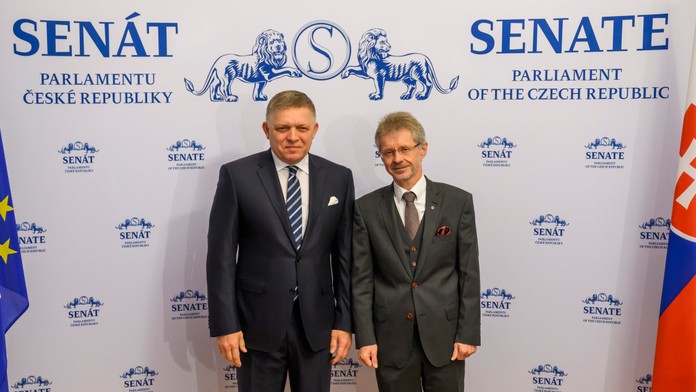 Na snímke zľava Robert Fico počas stretnutia s predsedom Senátu českého parlamentu Milošom Vystrčilom.