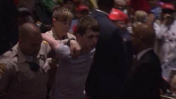 Polícia útočníka okamžite zadržala.