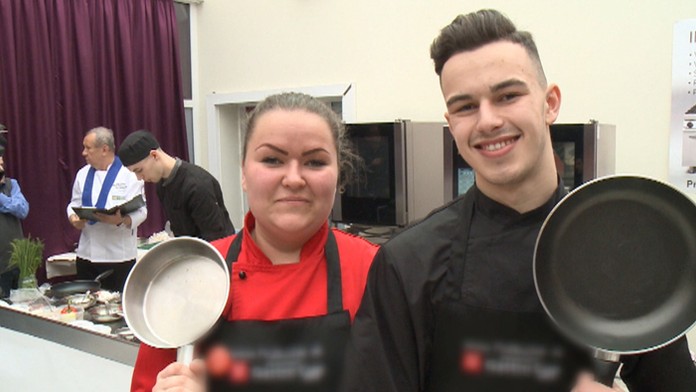 Študenti hotelových škôl - Petra Furmanová z Lučenca a Filip Lupták zo Zvolena.