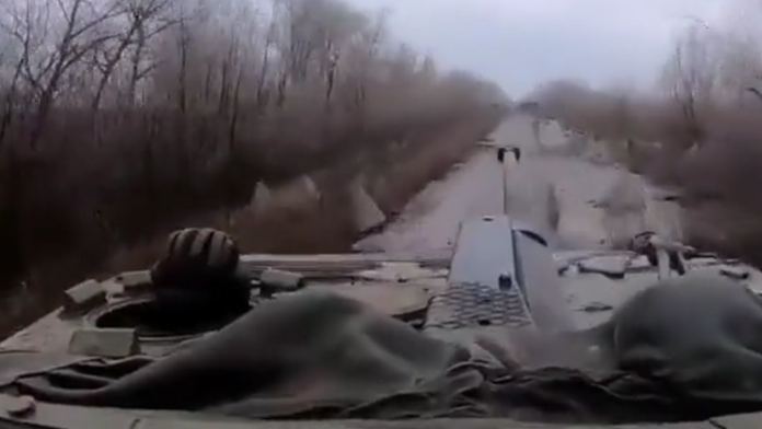 VIDEO: Rusi urýchlene budujú dračie zuby. Podľa záberov však obrnencov nezastavili