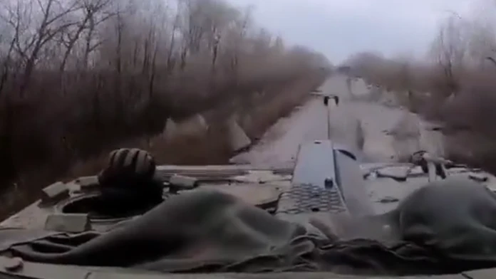 VIDEO: Rusi urýchlene budujú dračie zuby. Podľa záberov však obrnencov nezastavili