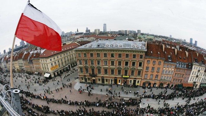 Ľudia pred Prezidentským palácom vo Varšave
