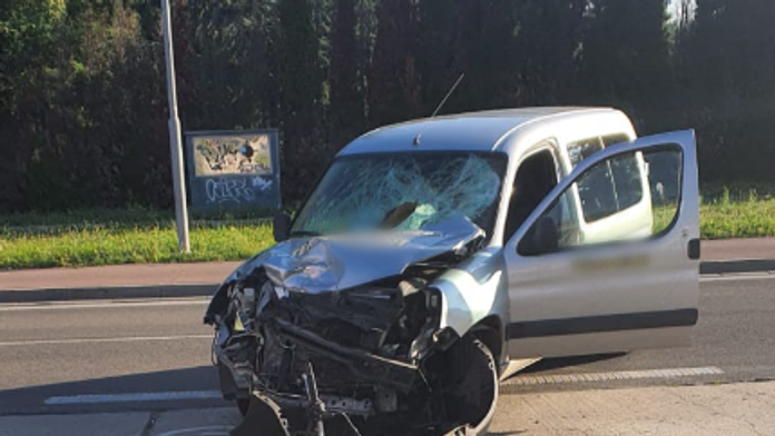 Zničené auto a motorka po zrážke v Bratislave.