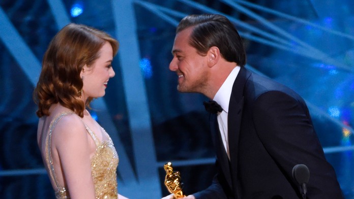 Emma Stone si sošku Oscara prevzala z rúk Leonarda DiCapria.
