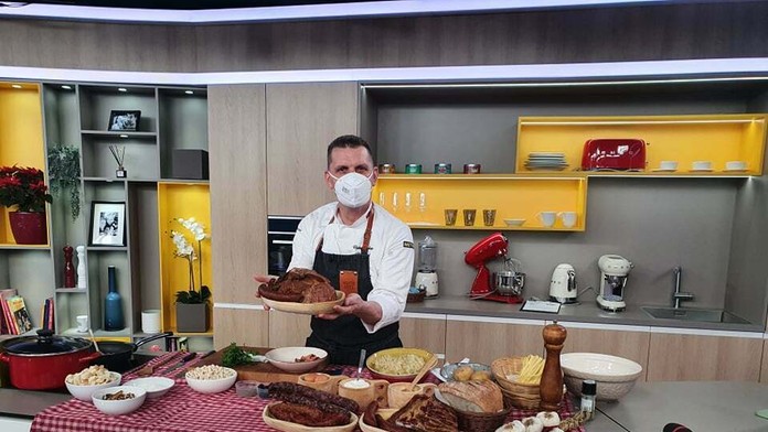 Šéfkuchár Vojto Artz pred varením kapustníc v Teleráne.