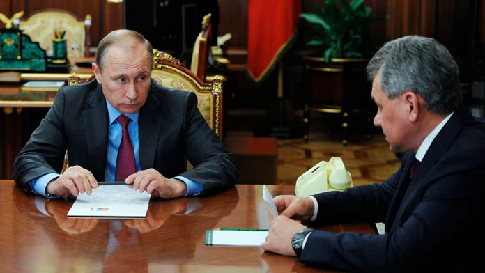 Na snímke vľavo ruský prezident Vladimir Putin, vpravo ruský minister obrany Sergej Šojgu počas spoločného rokovania v moskovsko