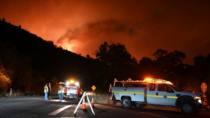 Pre požiar pri Yosemitskom národnom parku museli evakuovať tisícky ľudí.