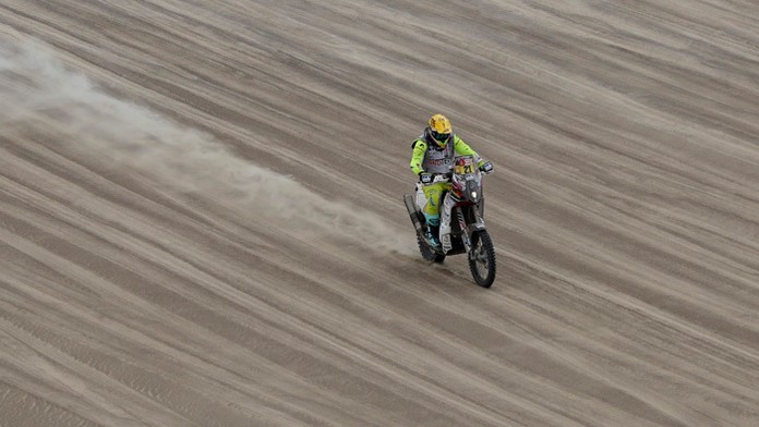 Kima sprevádza manželka Ri Sol-džu.