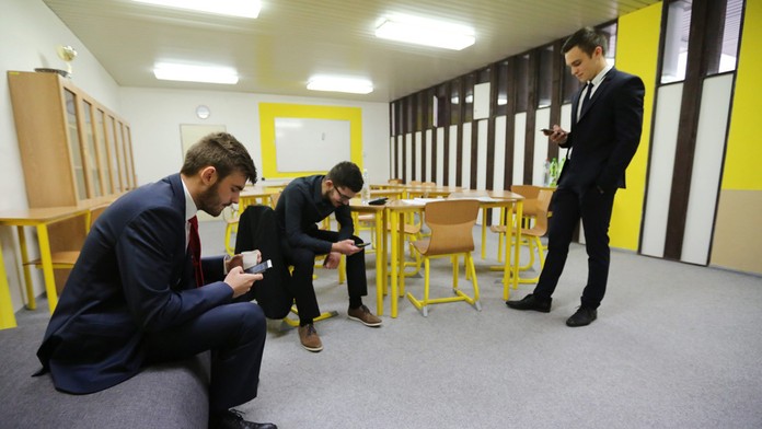 Študenti čakajú pred ústnymi maturitnými skúškami na Gymnáziu Andreja Sládkoviča v Banskej Bystrici. 23. mája