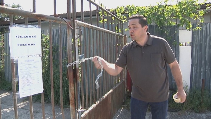 Spolumajiteľ cesty dal na bránu reťaz.