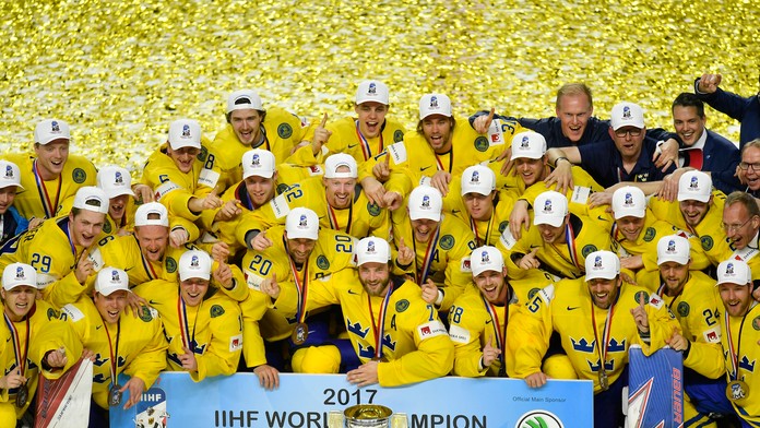 Švédsky tím s trofejou pre majstra sveta.jpg