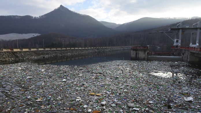 Čistenie vodnej nádrže Ružín od naplaveného odpadu sa začalo v polovici novembra.