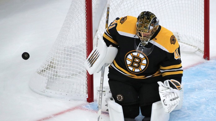 Iľja Michejev (65), Alexander Kerfoot (15), Morgan Rielly (44) a Rasmus Sandin (38) z Toronta oslavujú gól v príprave proti Mont