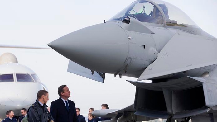 Britský premiér David Cameron (druhý zľava) si prezerá bojové lietadlo Eurofighter Typhoon.