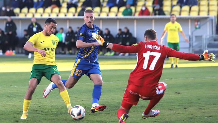 Zľava Vahan Bičachčjan (Žilina), Dominik Špiriak (Pohronie) a brankár Pohronia Libor Hrdlička.