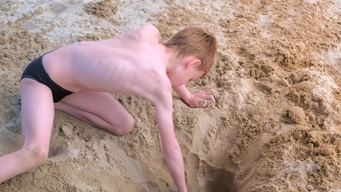 Chlapci na pláži stavali hrad. Odrazu sa dielo z piesku zrútilo a jedného z nich usmrtilo