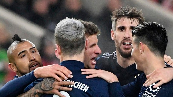 Vľavo Eden Hazard (Chelsea) a hráč Southamptonu Maja Jošida.