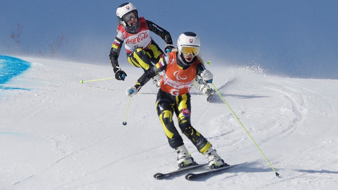 Slalomárka Henrieta Farkašová (hore) s navádzačkou Natáliou Šubrtovou.