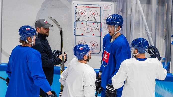 Slovenskí hokejisti počas tréningu v Pekingu.
