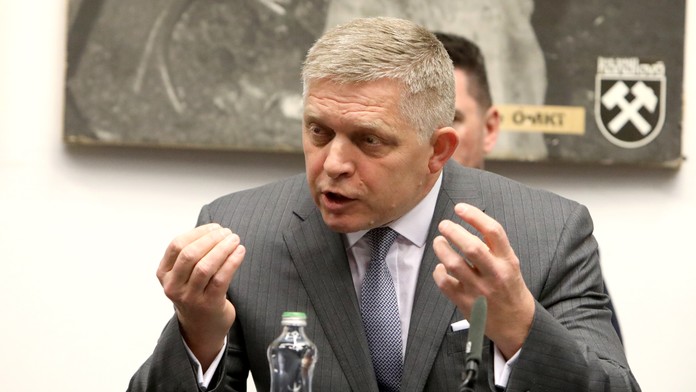 Fico sa vyjadril k prípadu guvernéra NBS aj muža s valaškou. Označil ich za kontroverzné