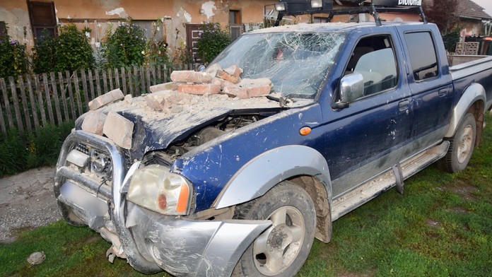 FOTO: Vzal cudzie auto a havaroval s ním. Zastavil sa až po náraze do stavby