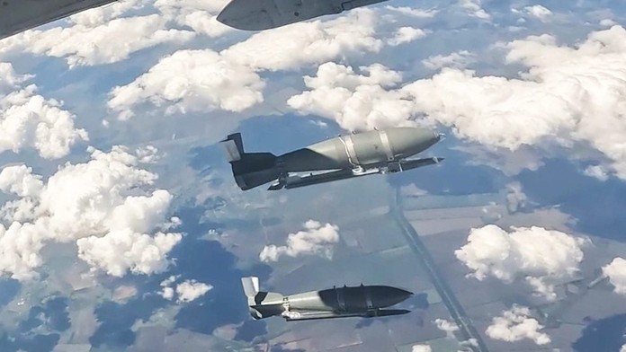 Ruský bombardér omylom vypustil poltonovú bombu na vlastnom území. Dopadla neďaleko letiska